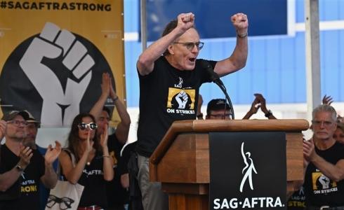 نجوم هوليوود يأيدون الاضراب في تايمز سكوير"لن نسمح بإلغاء وظائفنا"