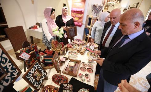 معرض المنتجات الحرفية الأول في فندق الديرة