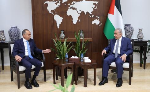 رئيس الوزراء محمد اشتية مع سفير جمهورية مصر العربية لدى دولة فلسطين إيهاب سليمان