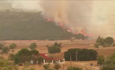 حرائق مستعرة وعمليات إجلاء واسعة تتنقل بين الجزر في اليونان