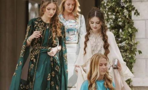 راية النور هاشم برفقة شقيقتها في حفل زفاف ولي العهد
