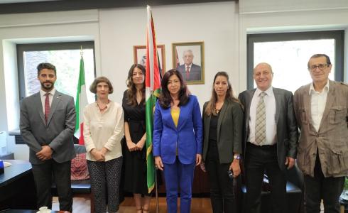 وفد من جمعية الصداقة الإيطالية العربية يزور سفيرة فلسطين في روما