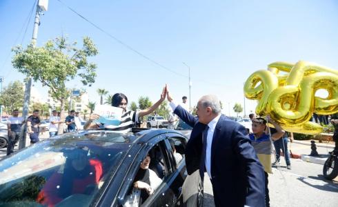 اشتية يشارك طلبة التوجيهي فرحتهم اليوم