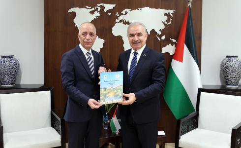 اشتية يتسلم التقرير السنوي لسلطة الأراضي لعام 2022