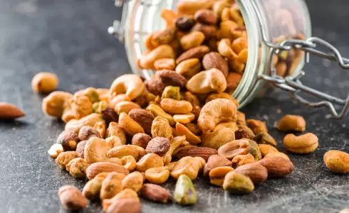 خبير تغذية يحذر من تناول المكسرات على معدة فارغة