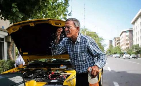 إيران تعلن عطلة ليومين بسبب ارتفاع درجات الحرارة