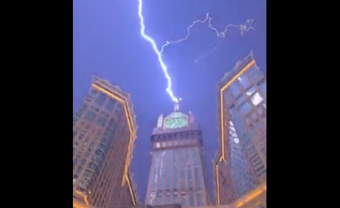 فيديو صواعق رعدية تضرب برج الساعة في الحرم المكي