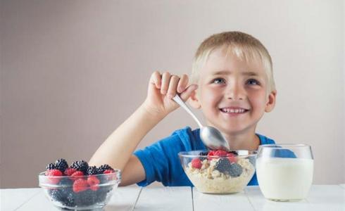 5 أطعمة لتحسين ذاكرة الطفل وتعزيز تركيزه