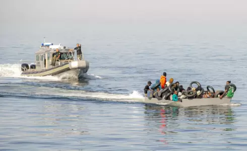 مقتل 14 مهاجراً وفقدان العشرات بعد غرق مركبهم قبالة سواحل تونس