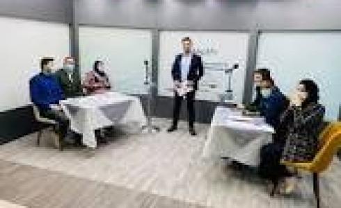 فلسطينيات تعقد طاولة مستديرة لعدد من الشباب