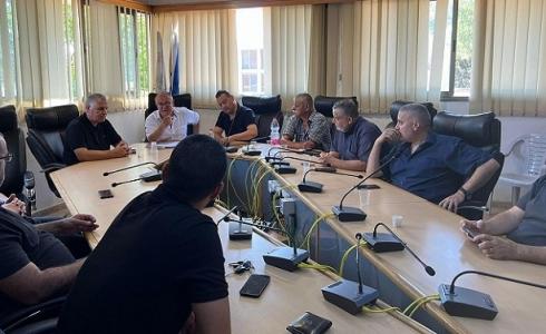 بلدية الطيرة تشرع بعدة خطوات احتجاجية رفضاً لتفشي الجريمة