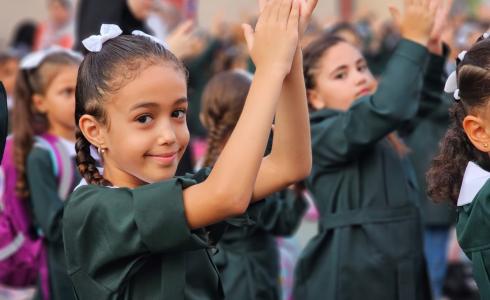 طلبة مدارس في غزة مع بدء العام الدراسي اليوم