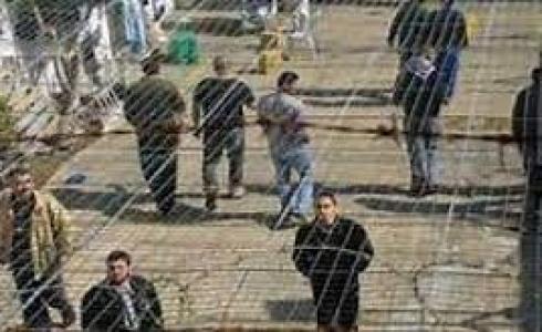 الاحتلال يزيد الأوضاع قسوة على الأسرى في سجن النقب مع الحر الشديد