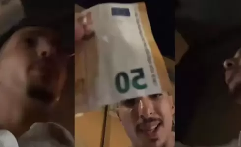 محمد يحمل ورقة الـ50 يورو التي استلمها بعد شجاره مع رب العمل