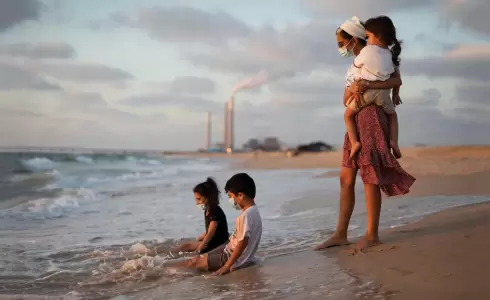 منع الاستحمام على شاطئ زيكيم بعد تعطل محطة صرف صحي في غزة