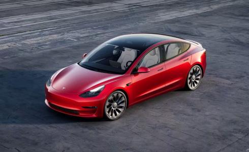 تسلا تطلق سيارة Model 3 المحدثة بمدى أطول وأسعار منخفضة