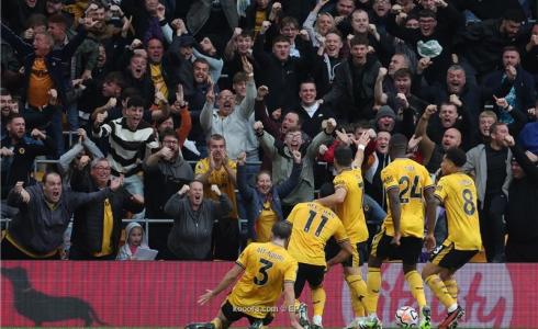 فريق وولفرهامبتون واحتفاله بالانتصار