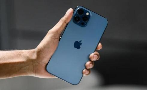 آيفون 15 برو.jpg