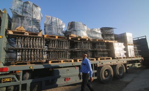 شاحنات فلسطينية تستعد لدخول معبر كرم أبو سالم - تصوير/ APA image