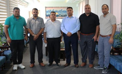 هنية: التحضير لتوقيع اتفاقية تجهيز ملعب معشب مع رؤساء بلديات شرق خانيونس