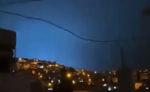 ما حقيقة الوميض الأزرق الذي يسبق الزلازل؟ خبير يجيب