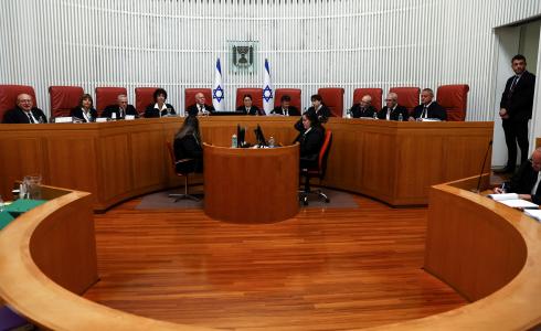 خلاف بين وزراء حكومة نتنياهو بشأن الانصياع لقرارات المحكمة العليا