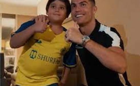 من هو الطفل الذي التقط صورة مع رونالدو في إيران؟