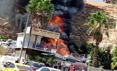 اندلاع حريق في مشطب للسيارات جراء إطلاق الاحتلال لقنابل الغاز خلال اقتحام بلدة أبو ديس شرق القدس