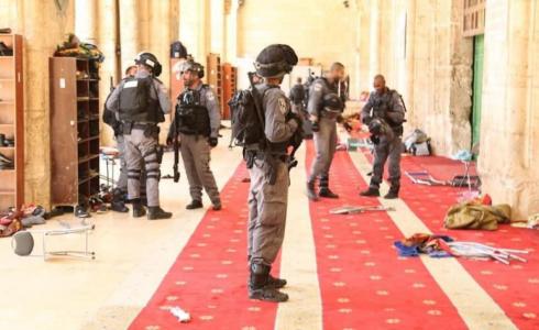 الاحتلال يقتحم المصلى القبلي بالمسجد الأقصى ويعتدي على المرابطات