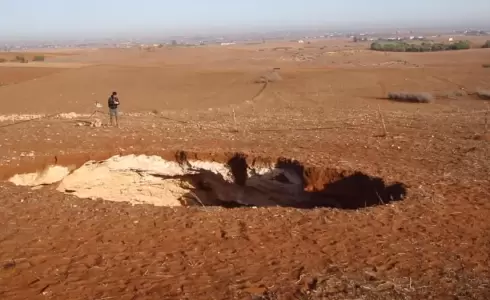 حفرة ضخمة غامضة