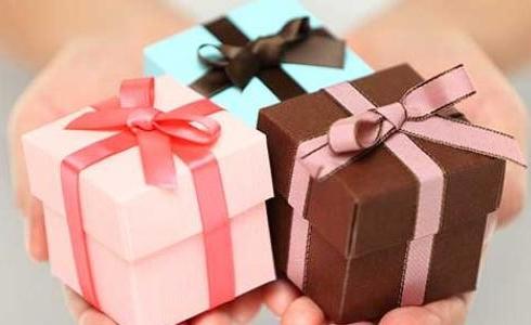 ما حكم إهداء المعلم الهدايا في يوم المعلم؟