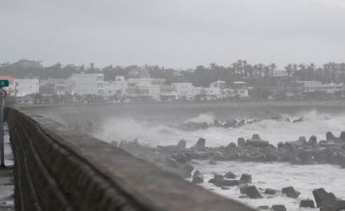 إعصار كوينو يضرب تايوان برياح سرعتها "قياسية"