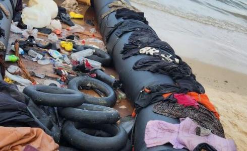 مياه البحر تجرف قارب مهاجرين لشاطئ نتانيا