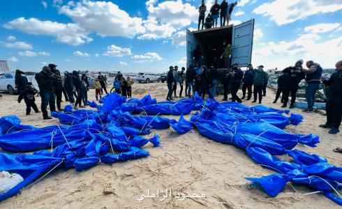 غزة - دفن جثامين 100 شهيد بقبر جماعي في رفح