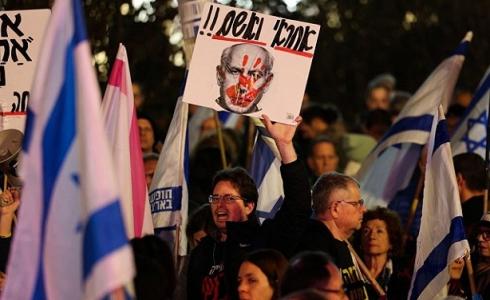 آلاف الإسرائيليين يطالبون بإقالة حكومة نتنياهو والإفراج عن الأسرى في غزة