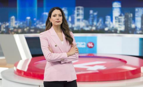 مذيعة إسرائيلية تظهر وهي تحمل مسدسا على خصرها داخل الاستديو