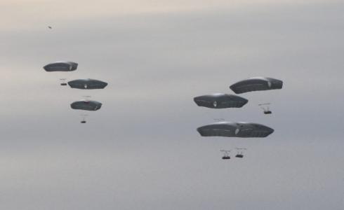 طائرات تلقي مساعدات غذائية على شمال غزة