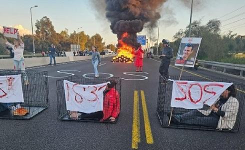 إسرائيليون يغلقون شارعا قرب القدس