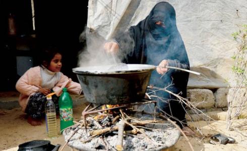 الحياة البدائية تعود إلى غزة بعد نفاد الوقود وغاز الطهي