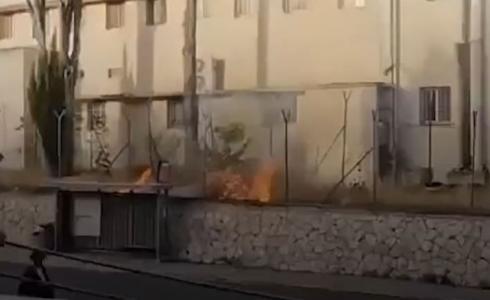 مستوطنون يضرمون النار في مقر الأونروا بالقدس