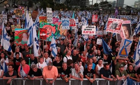 آلاف المحتجين يطالبون بإبرام صفقة تبادل وإقالة الحكومة الإسرائيلية