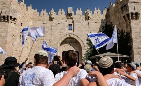 مسيرة الأعلام تصل الى باب العامود في القدس