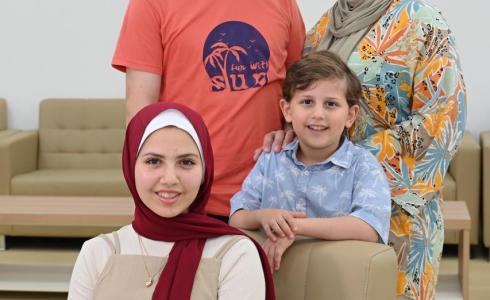 الطفلة الجريحة سلمى و عائلتها في الإمارات بعد تلقيها العلاج