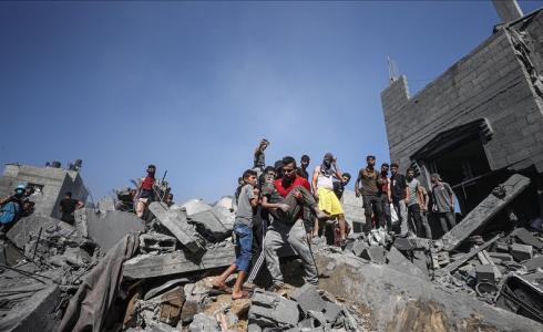 نقل شهداء وإصابات من أسفل منزل مدمر في غزة - أرشيف