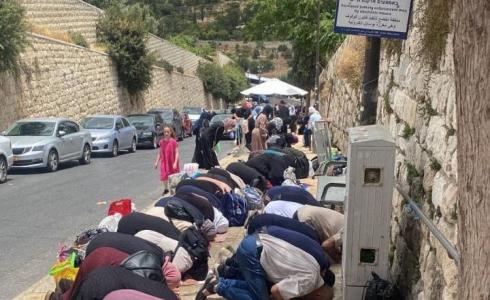 مواطنون يؤدون صلاة الظهر في أحد الشوارع