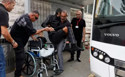 إسرائيل تهدد بإعادة 20 مريضا الى غزة