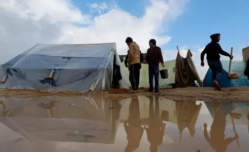 خيام النازحين في ظل تسرب مياه الأمطار بدير البلح