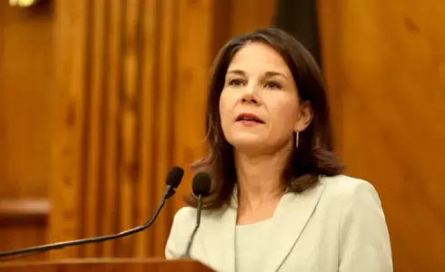 وزيرة الخارجية الألمانية أنالينا بيربوك في مؤتمر صحفي بالأردن (رويترز)