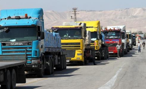 حركة الشاحنات التجارية عند معبر الكرامة