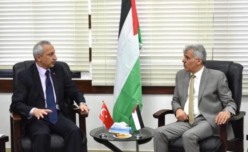 ​وزير التربية يضع حجر الأساس لمدرسة مهنية ويتفقد المدارس الصيفية في طوباس